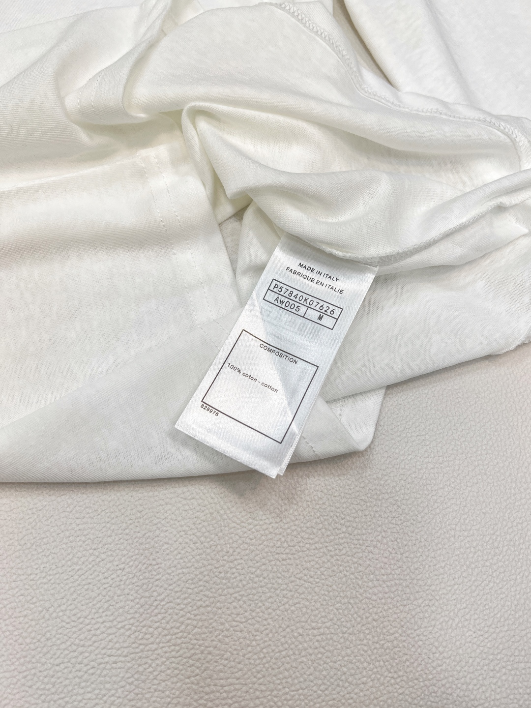 🆕CHANEL小香新款字母烫钻竹节棉休闲长袖T恤袖口拼接一点点的粉色，一眼惊艳，整体瞬间活力灵动起来，没