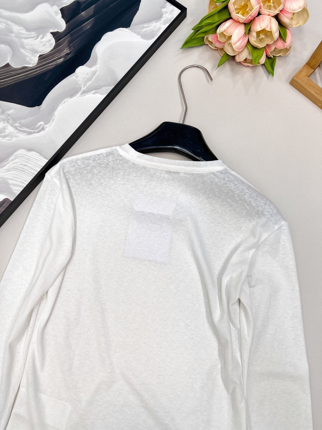 🆕CHANEL小香新款字母烫钻竹节棉休闲长袖T恤袖口拼接一点点的粉色，一眼惊艳，整体瞬间活力灵动起来，没