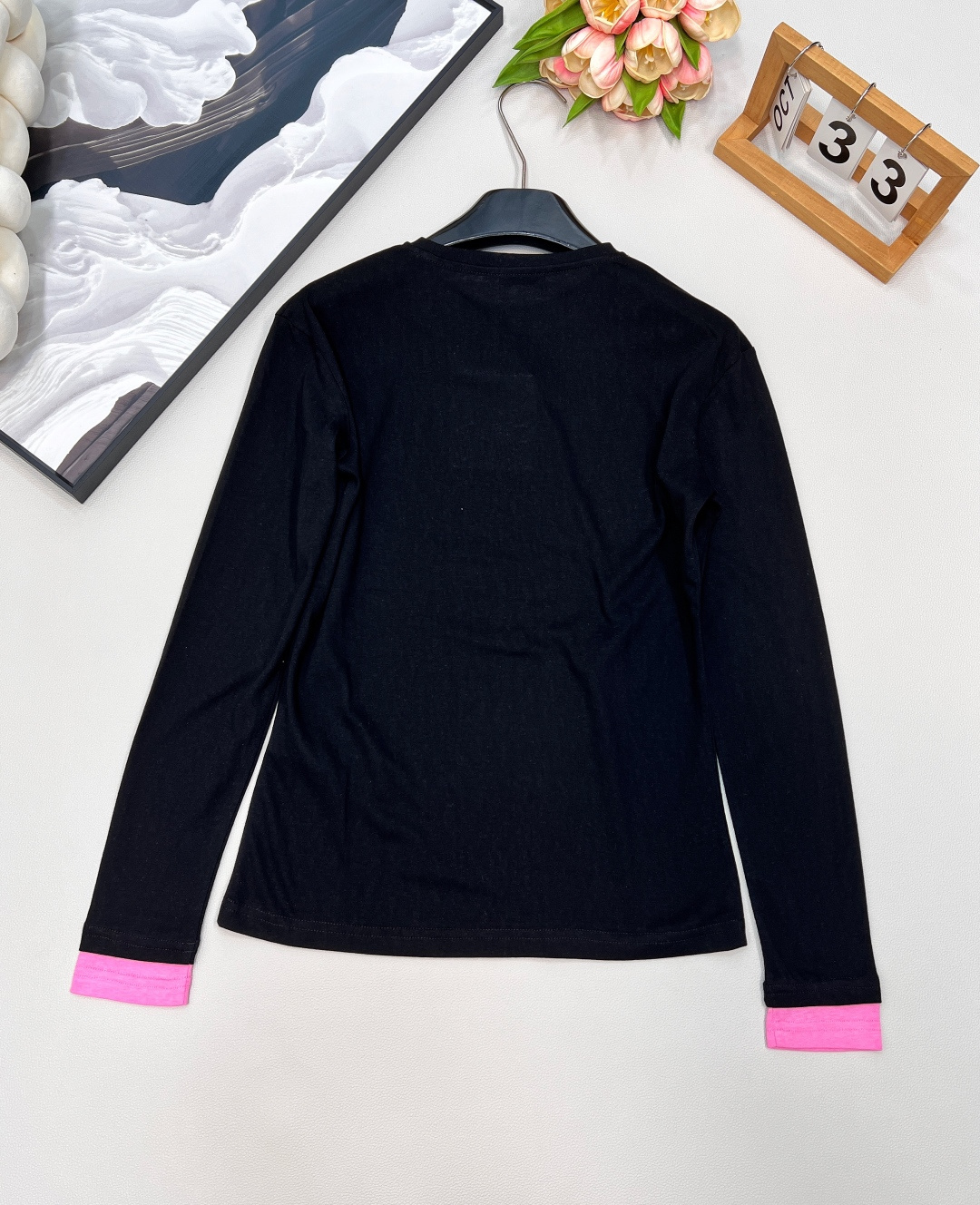 🆕CHANEL小香新款字母烫钻竹节棉休闲长袖T恤袖口拼接一点点的粉色，一眼惊艳，整体瞬间活力灵动起来，没