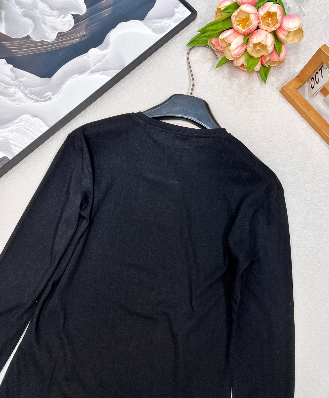 🆕CHANEL小香新款字母烫钻竹节棉休闲长袖T恤袖口拼接一点点的粉色，一眼惊艳，整体瞬间活力灵动起来，没