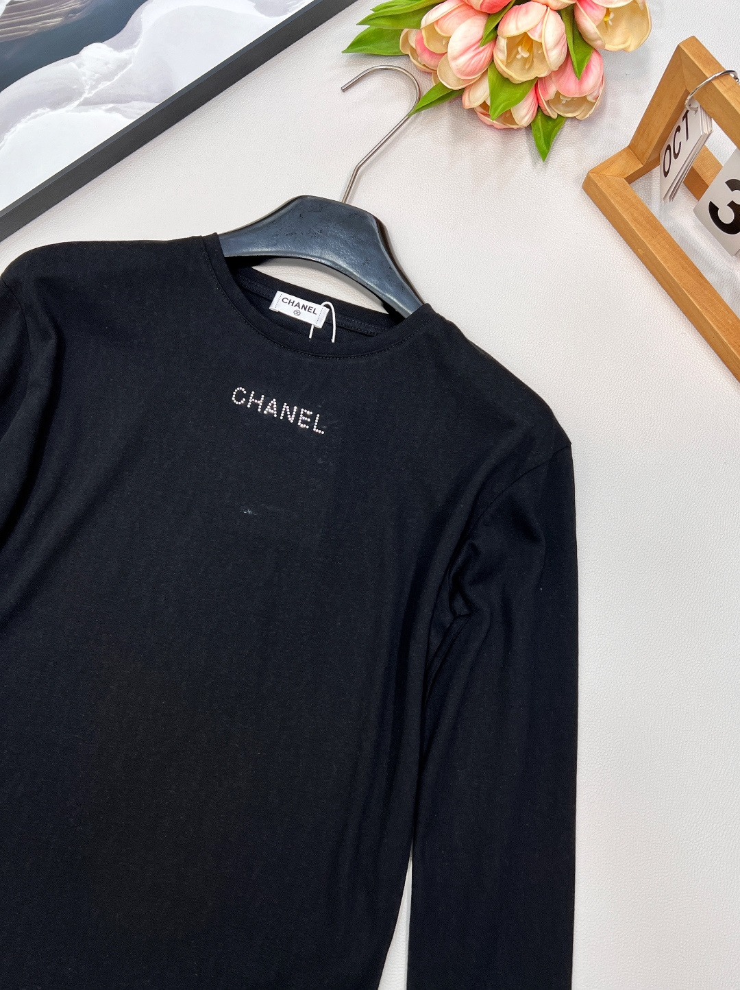 🆕CHANEL小香新款字母烫钻竹节棉休闲长袖T恤袖口拼接一点点的粉色，一眼惊艳，整体瞬间活力灵动起来，没