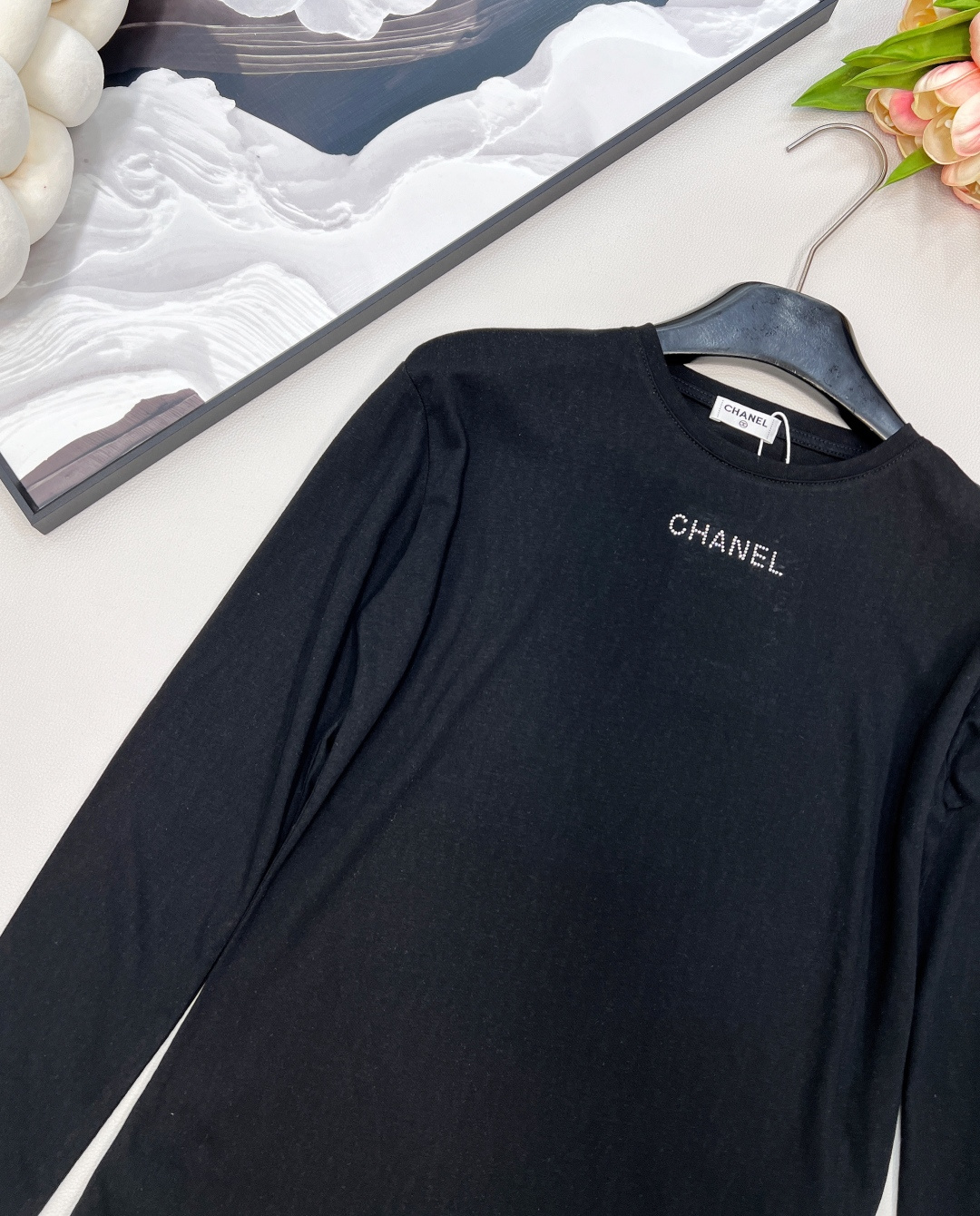 🆕CHANEL小香新款字母烫钻竹节棉休闲长袖T恤袖口拼接一点点的粉色，一眼惊艳，整体瞬间活力灵动起来，没