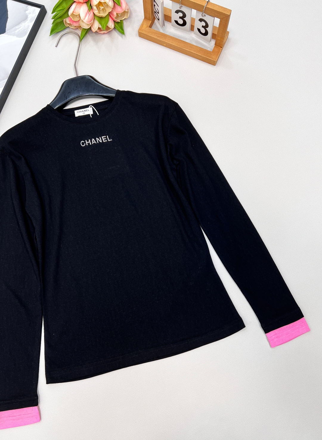 🆕CHANEL小香新款字母烫钻竹节棉休闲长袖T恤袖口拼接一点点的粉色，一眼惊艳，整体瞬间活力灵动起来，没