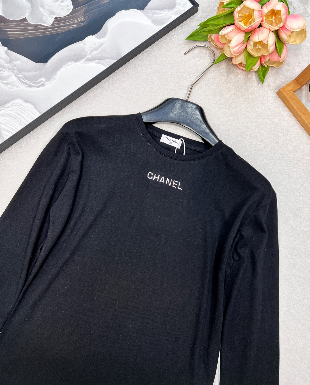 🆕CHANEL小香新款字母烫钻竹节棉休闲长袖T恤袖口拼接一点点的粉色，一眼惊艳，整体瞬间活力灵动起来，没