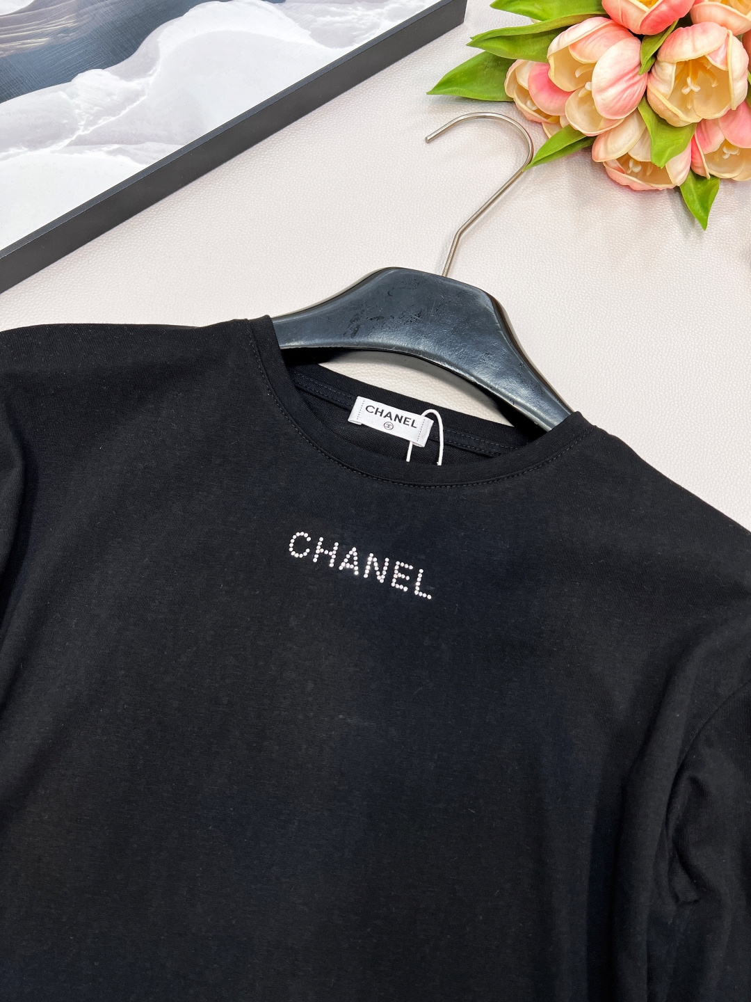 🆕CHANEL小香新款字母烫钻竹节棉休闲长袖T恤袖口拼接一点点的粉色，一眼惊艳，整体瞬间活力灵动起来，没