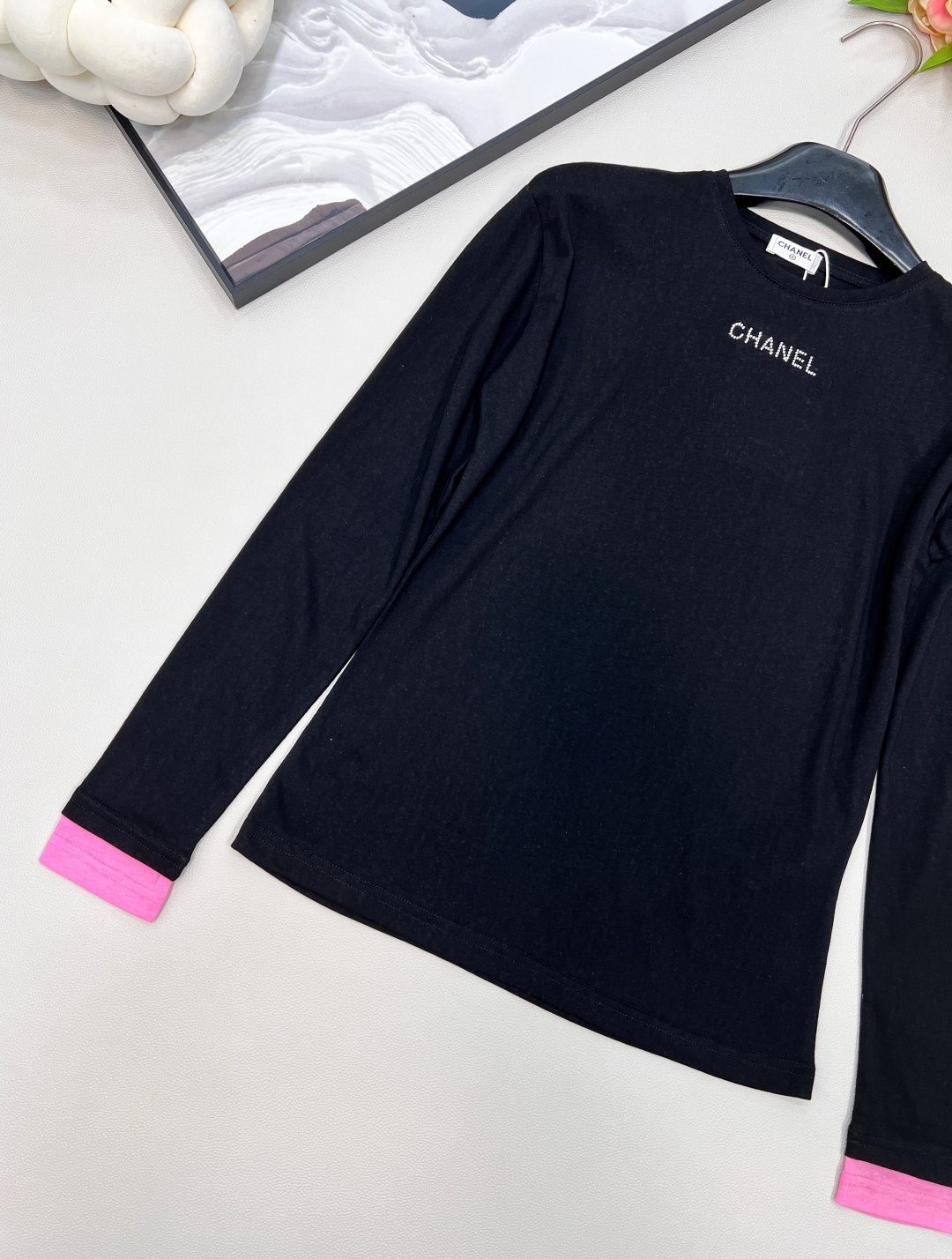 🆕CHANEL小香新款字母烫钻竹节棉休闲长袖T恤袖口拼接一点点的粉色，一眼惊艳，整体瞬间活力灵动起来，没