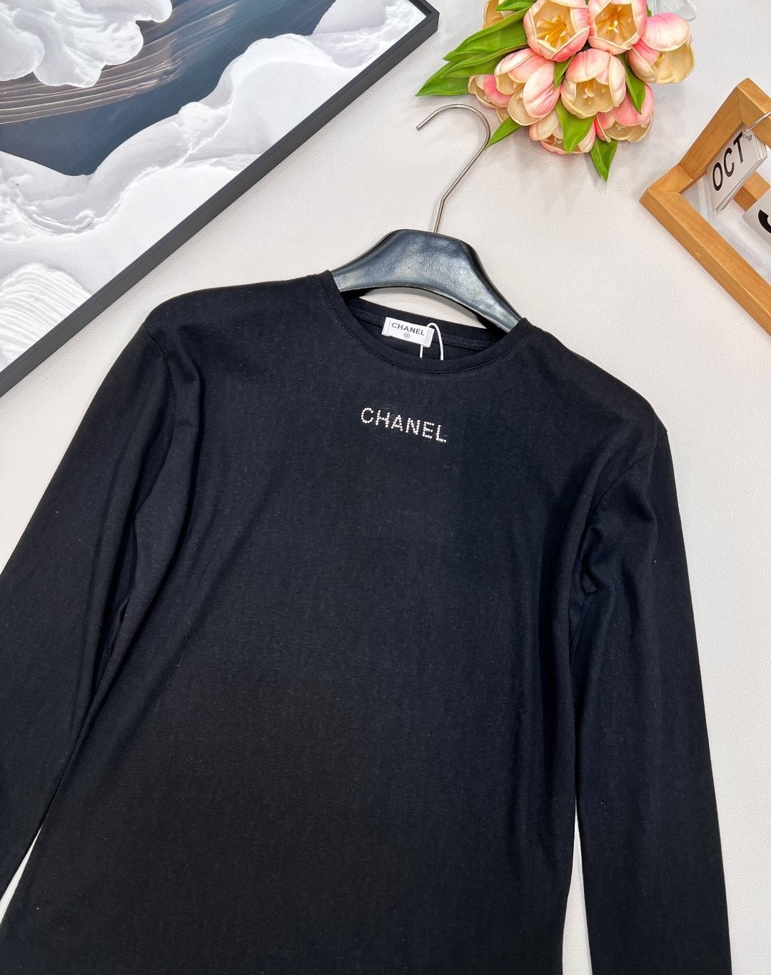 🆕CHANEL小香新款字母烫钻竹节棉休闲长袖T恤袖口拼接一点点的粉色，一眼惊艳，整体瞬间活力灵动起来，没