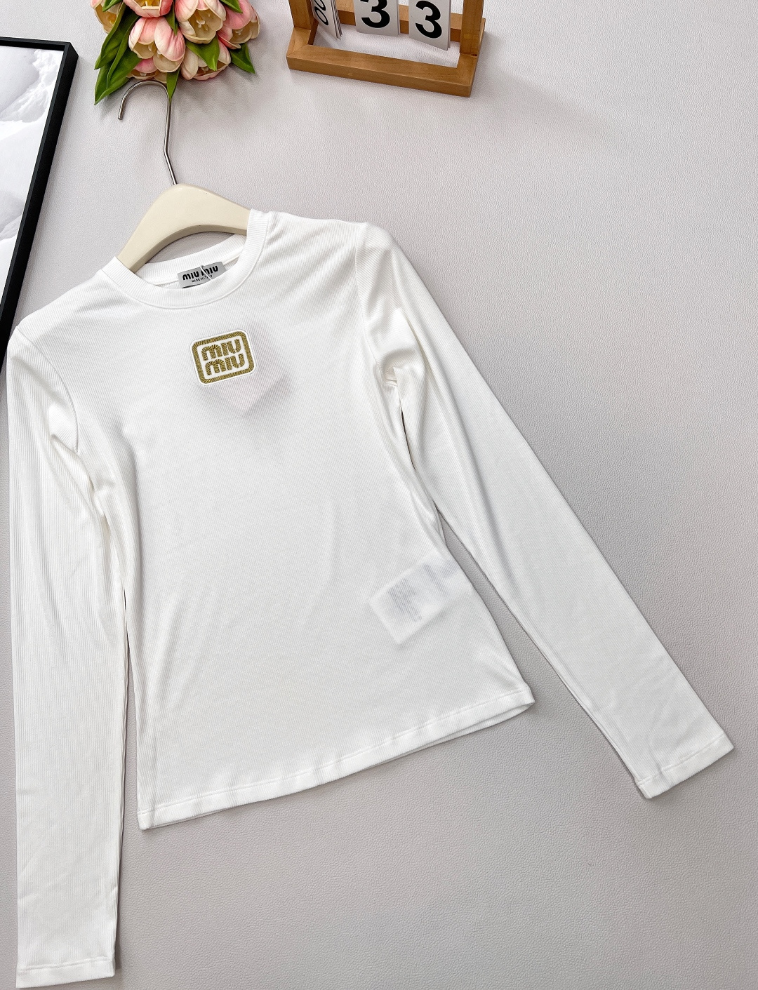 🆕miumiu新款金丝字母刺绣标识螺纹弹力修身显瘦长袖T恤定制同色金丝刺绣标识，一眼高级贵气，奢感十足！
