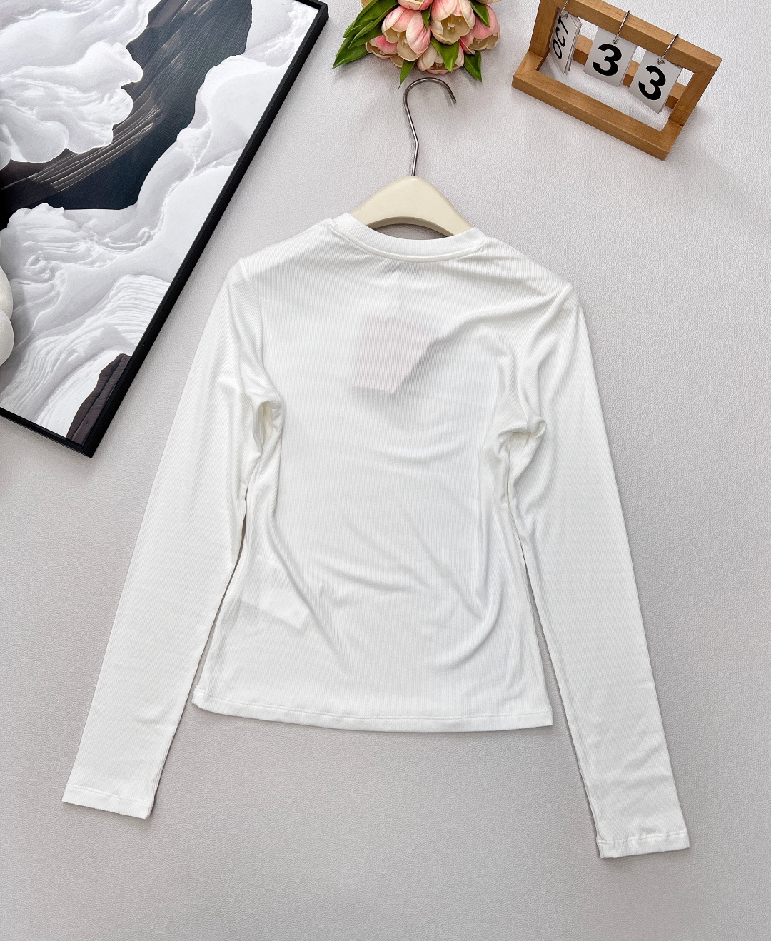 🆕miumiu新款金丝字母刺绣标识螺纹弹力修身显瘦长袖T恤定制同色金丝刺绣标识，一眼高级贵气，奢感十足！