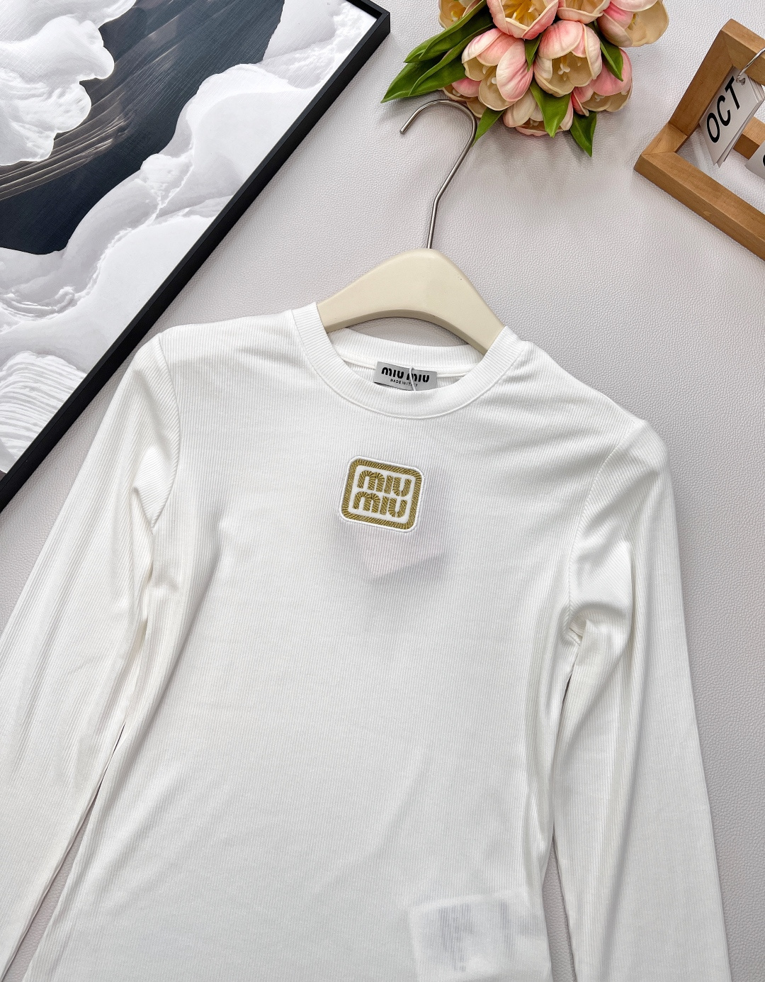 🆕miumiu新款金丝字母刺绣标识螺纹弹力修身显瘦长袖T恤定制同色金丝刺绣标识，一眼高级贵气，奢感十足！