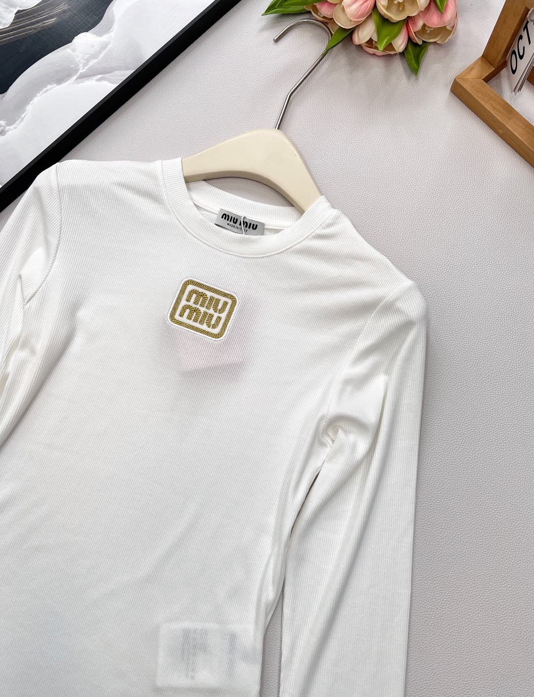🆕miumiu新款金丝字母刺绣标识螺纹弹力修身显瘦长袖T恤定制同色金丝刺绣标识，一眼高级贵气，奢感十足！