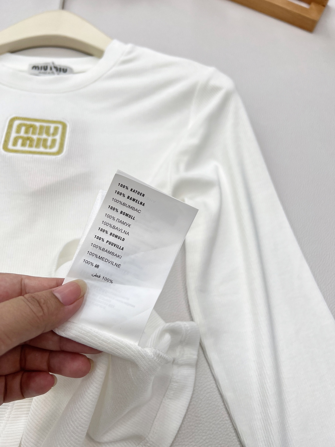 🆕miumiu新款金丝字母刺绣标识螺纹弹力修身显瘦长袖T恤定制同色金丝刺绣标识，一眼高级贵气，奢感十足！
