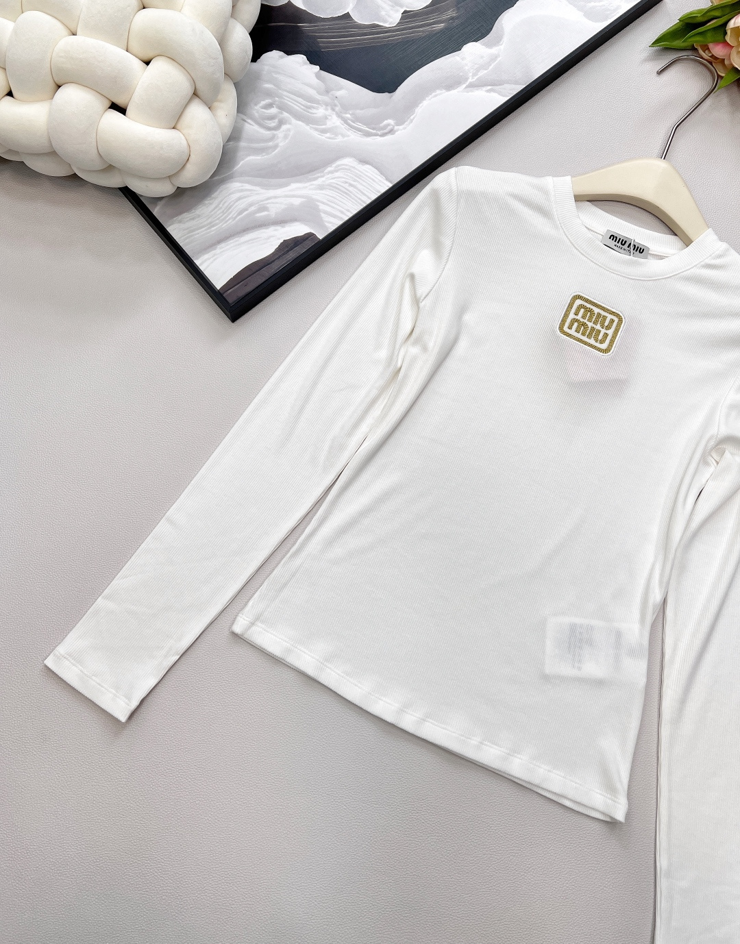 🆕miumiu新款金丝字母刺绣标识螺纹弹力修身显瘦长袖T恤定制同色金丝刺绣标识，一眼高级贵气，奢感十足！