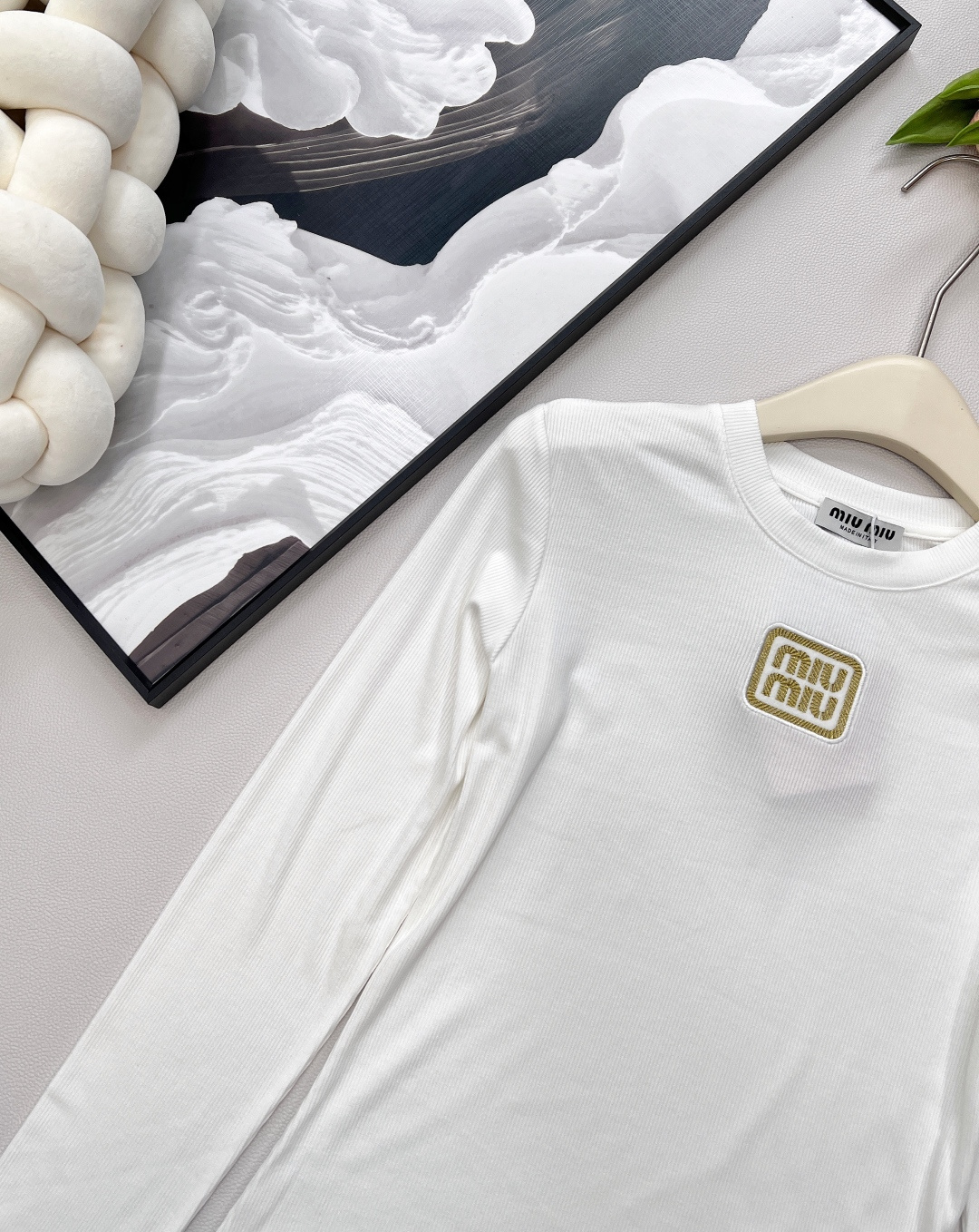 🆕miumiu新款金丝字母刺绣标识螺纹弹力修身显瘦长袖T恤定制同色金丝刺绣标识，一眼高级贵气，奢感十足！