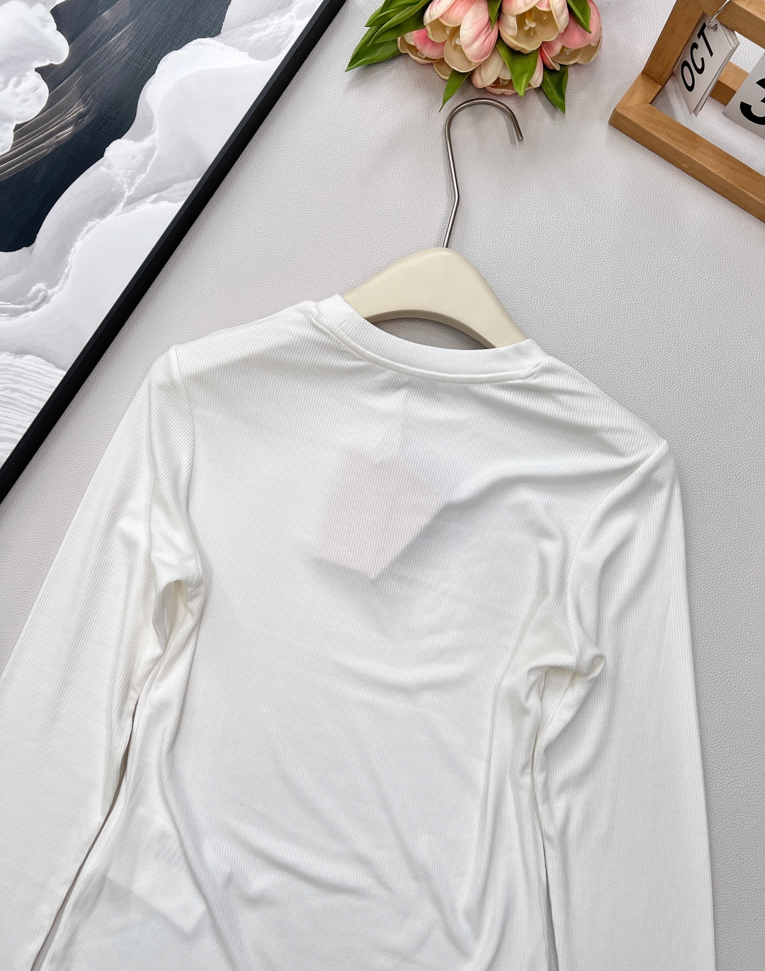 🆕miumiu新款金丝字母刺绣标识螺纹弹力修身显瘦长袖T恤定制同色金丝刺绣标识，一眼高级贵气，奢感十足！