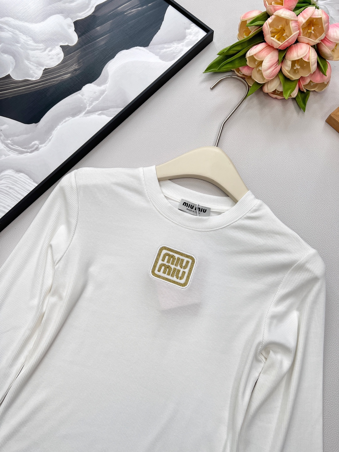 🆕miumiu新款金丝字母刺绣标识螺纹弹力修身显瘦长袖T恤定制同色金丝刺绣标识，一眼高级贵气，奢感十足！