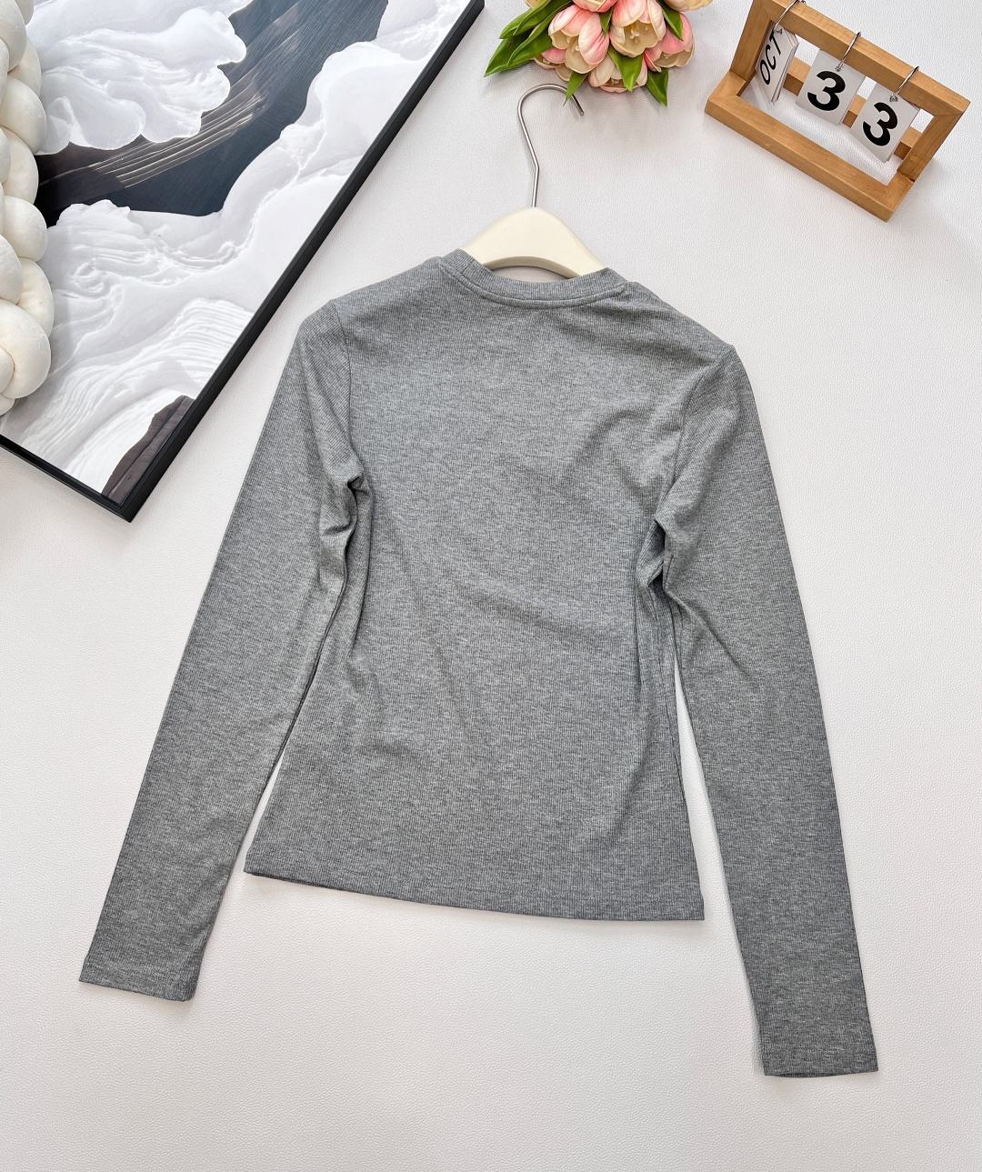 🆕miumiu新款金丝字母刺绣标识螺纹弹力修身显瘦长袖T恤定制同色金丝刺绣标识，一眼高级贵气，奢感十足！