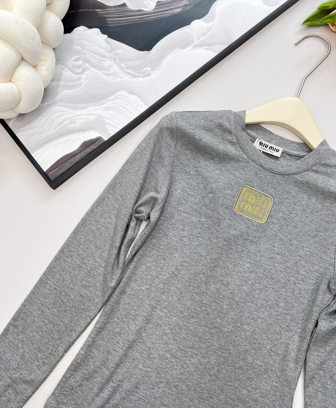 🆕miumiu新款金丝字母刺绣标识螺纹弹力修身显瘦长袖T恤定制同色金丝刺绣标识，一眼高级贵气，奢感十足！