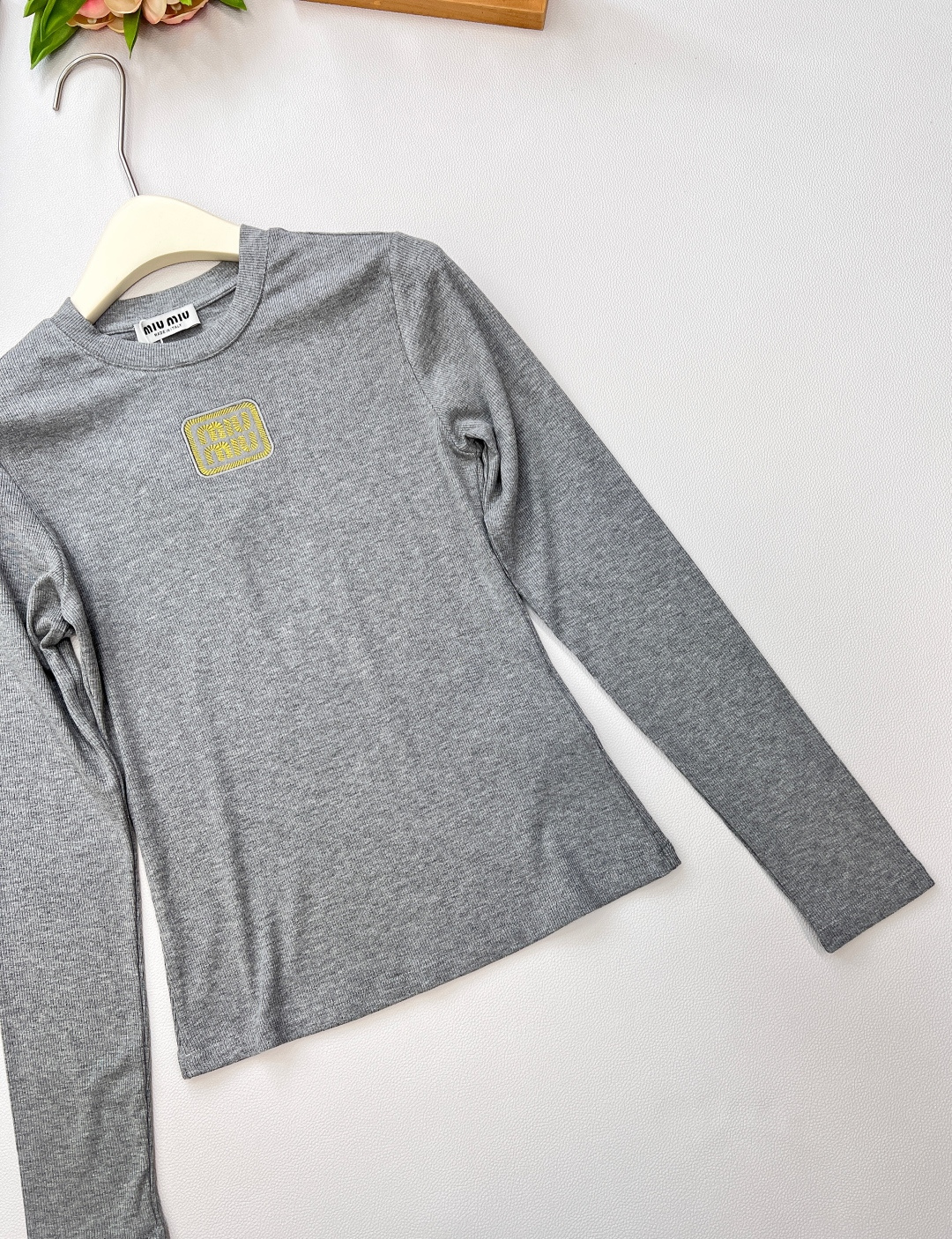 🆕miumiu新款金丝字母刺绣标识螺纹弹力修身显瘦长袖T恤定制同色金丝刺绣标识，一眼高级贵气，奢感十足！