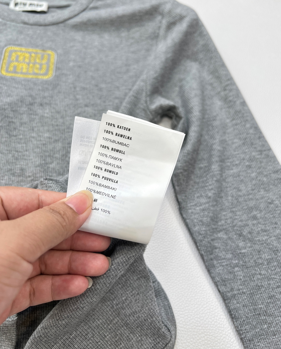 🆕miumiu新款金丝字母刺绣标识螺纹弹力修身显瘦长袖T恤定制同色金丝刺绣标识，一眼高级贵气，奢感十足！