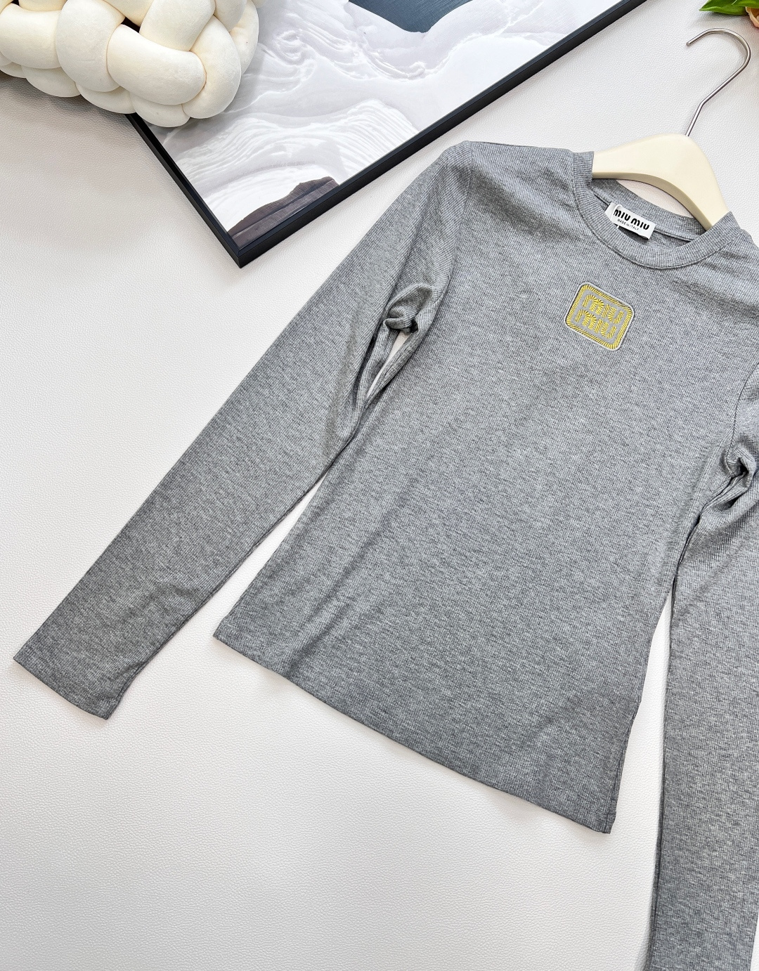 🆕miumiu新款金丝字母刺绣标识螺纹弹力修身显瘦长袖T恤定制同色金丝刺绣标识，一眼高级贵气，奢感十足！