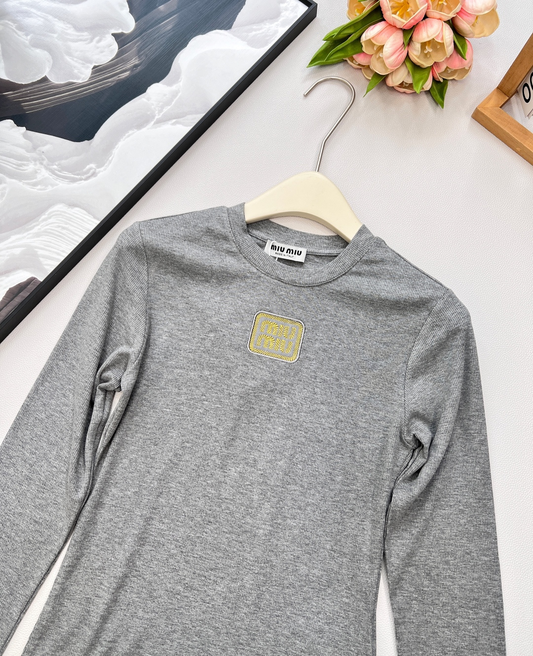 🆕miumiu新款金丝字母刺绣标识螺纹弹力修身显瘦长袖T恤定制同色金丝刺绣标识，一眼高级贵气，奢感十足！