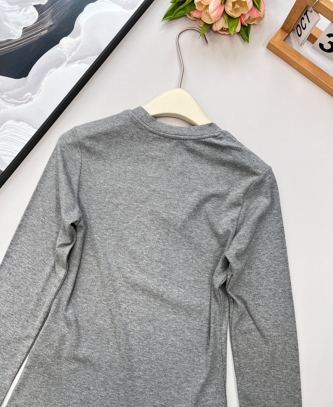 🆕miumiu新款金丝字母刺绣标识螺纹弹力修身显瘦长袖T恤定制同色金丝刺绣标识，一眼高级贵气，奢感十足！