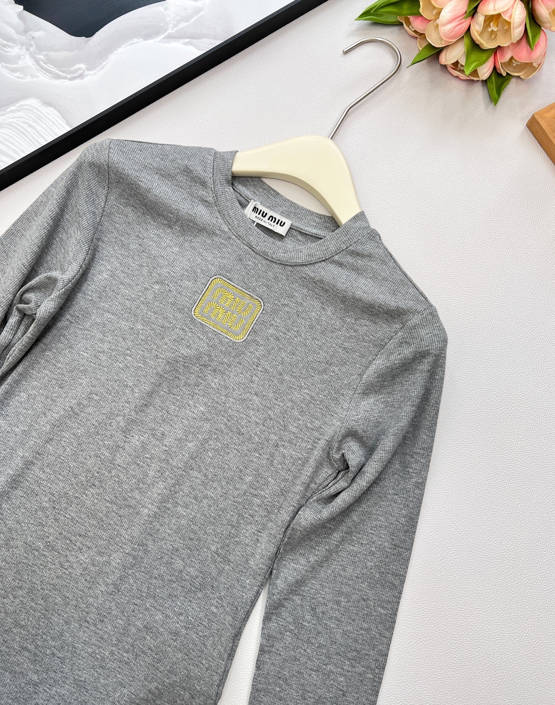 🆕miumiu新款金丝字母刺绣标识螺纹弹力修身显瘦长袖T恤定制同色金丝刺绣标识，一眼高级贵气，奢感十足！