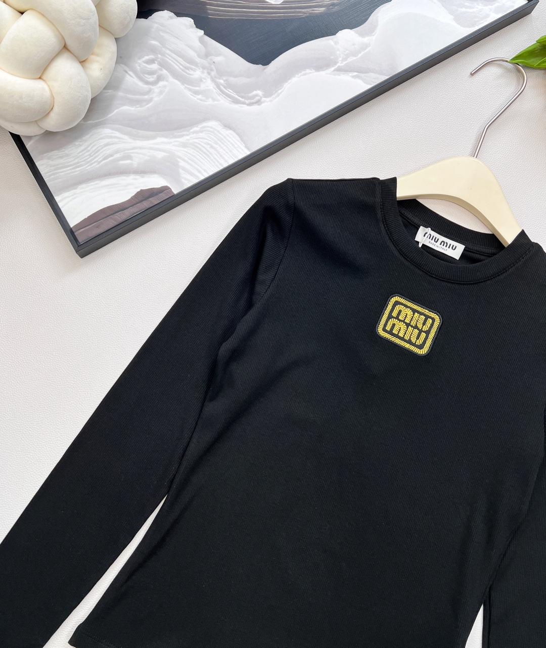 🆕miumiu新款金丝字母刺绣标识螺纹弹力修身显瘦长袖T恤定制同色金丝刺绣标识，一眼高级贵气，奢感十足！