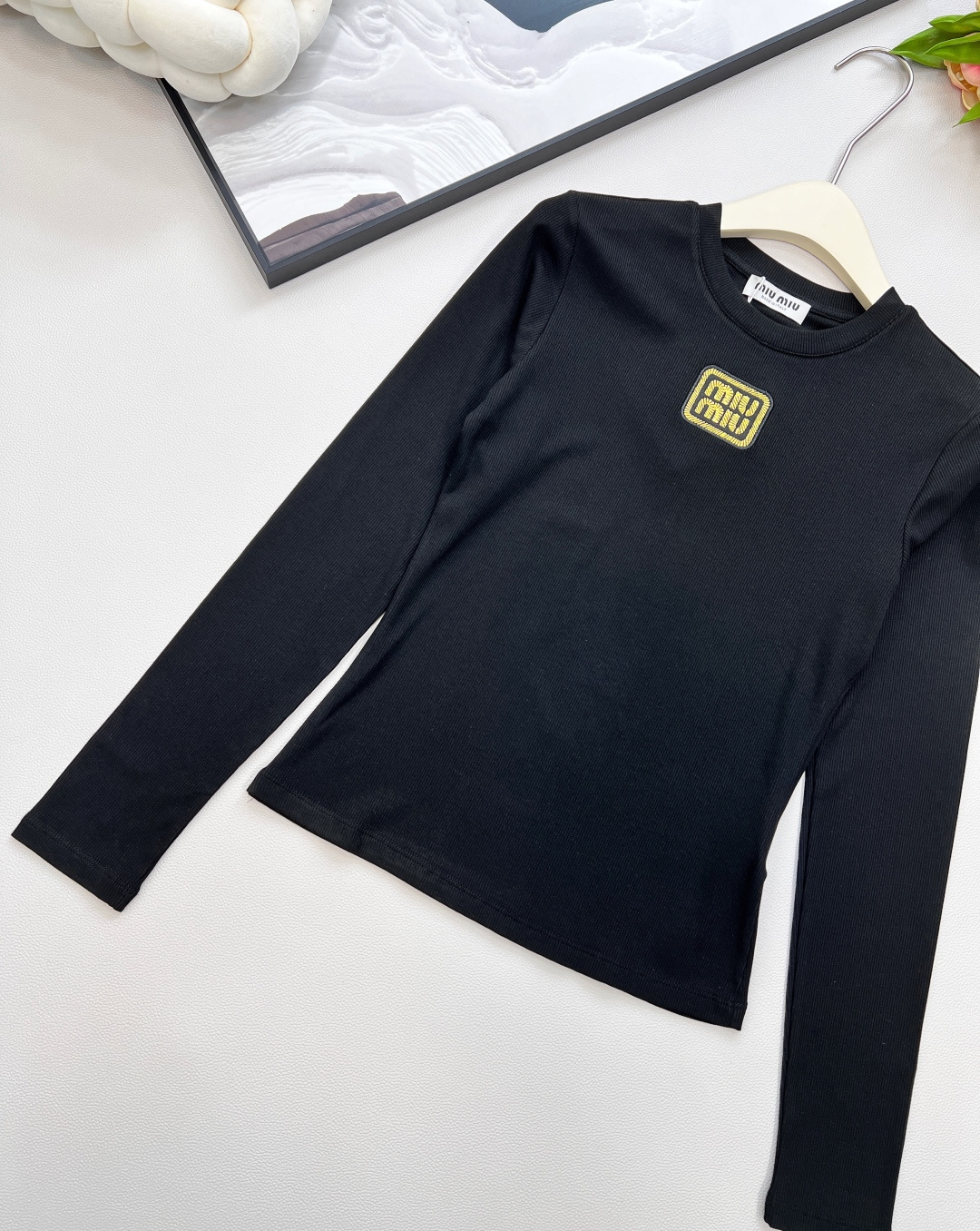 🆕miumiu新款金丝字母刺绣标识螺纹弹力修身显瘦长袖T恤定制同色金丝刺绣标识，一眼高级贵气，奢感十足！