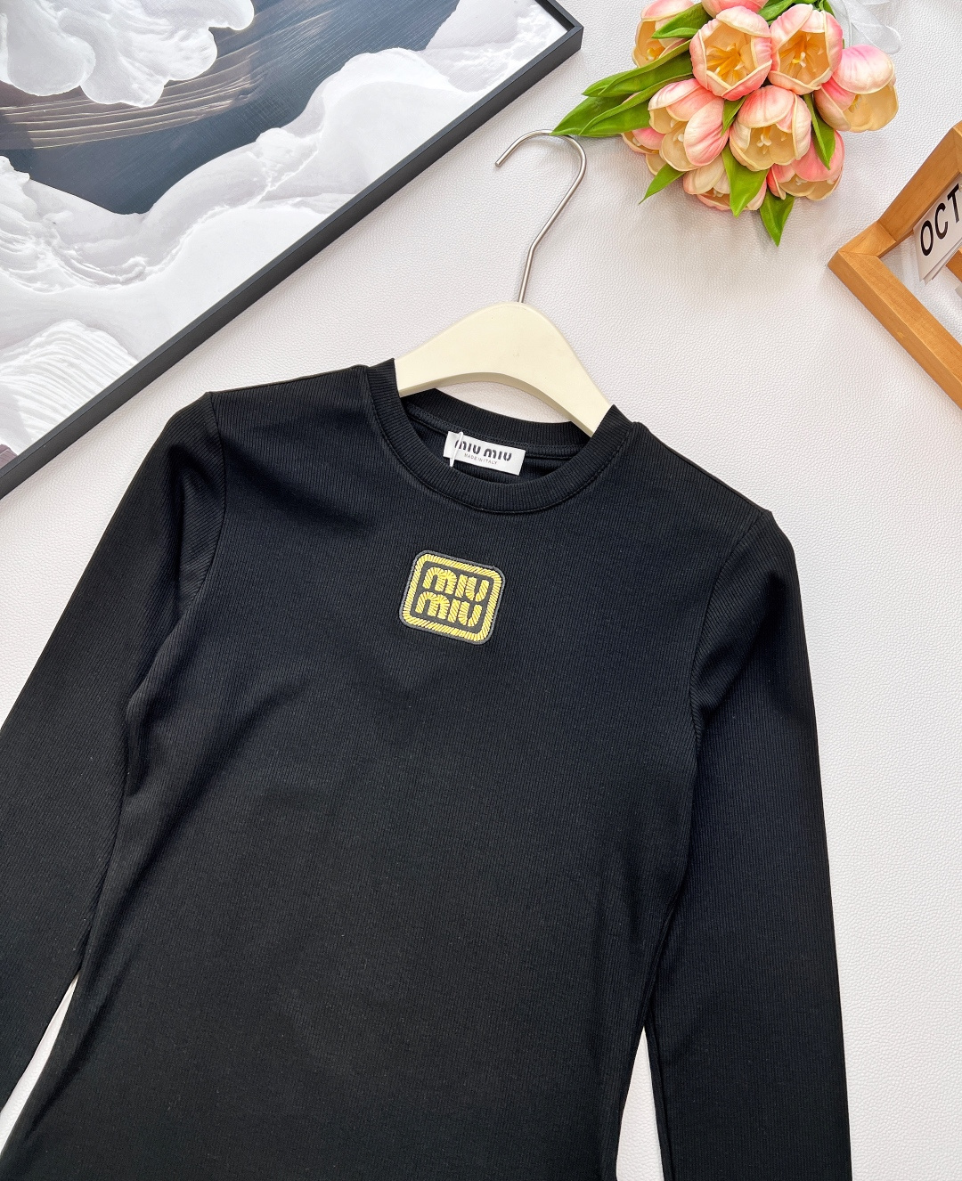 🆕miumiu新款金丝字母刺绣标识螺纹弹力修身显瘦长袖T恤定制同色金丝刺绣标识，一眼高级贵气，奢感十足！