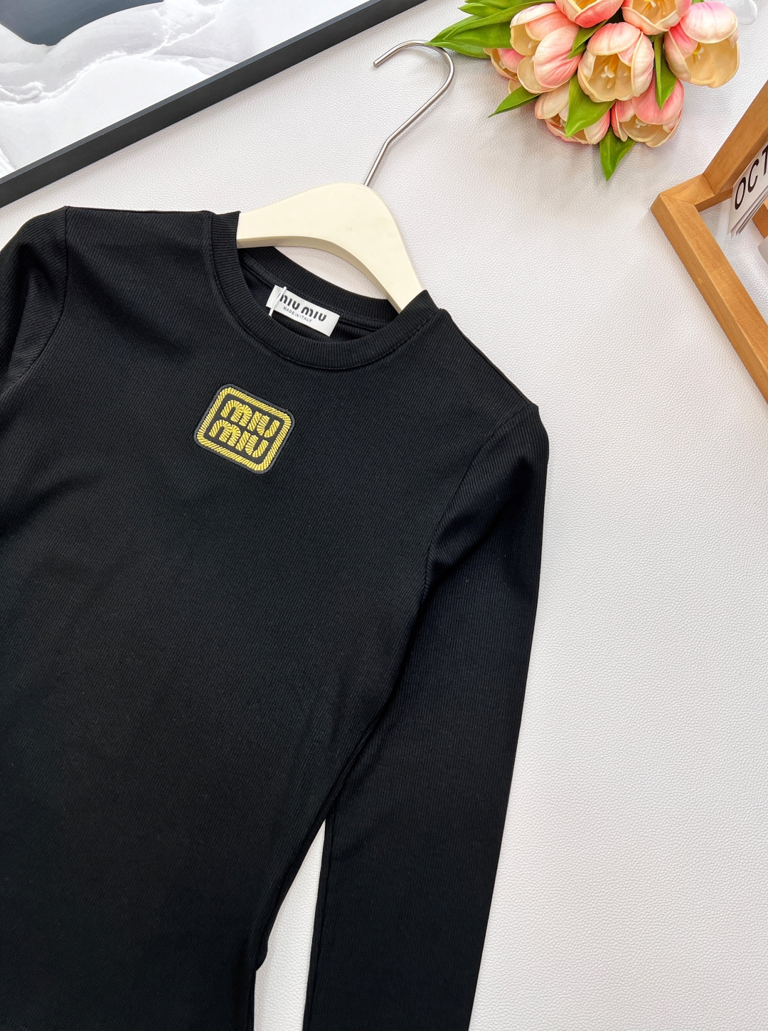 🆕miumiu新款金丝字母刺绣标识螺纹弹力修身显瘦长袖T恤定制同色金丝刺绣标识，一眼高级贵气，奢感十足！