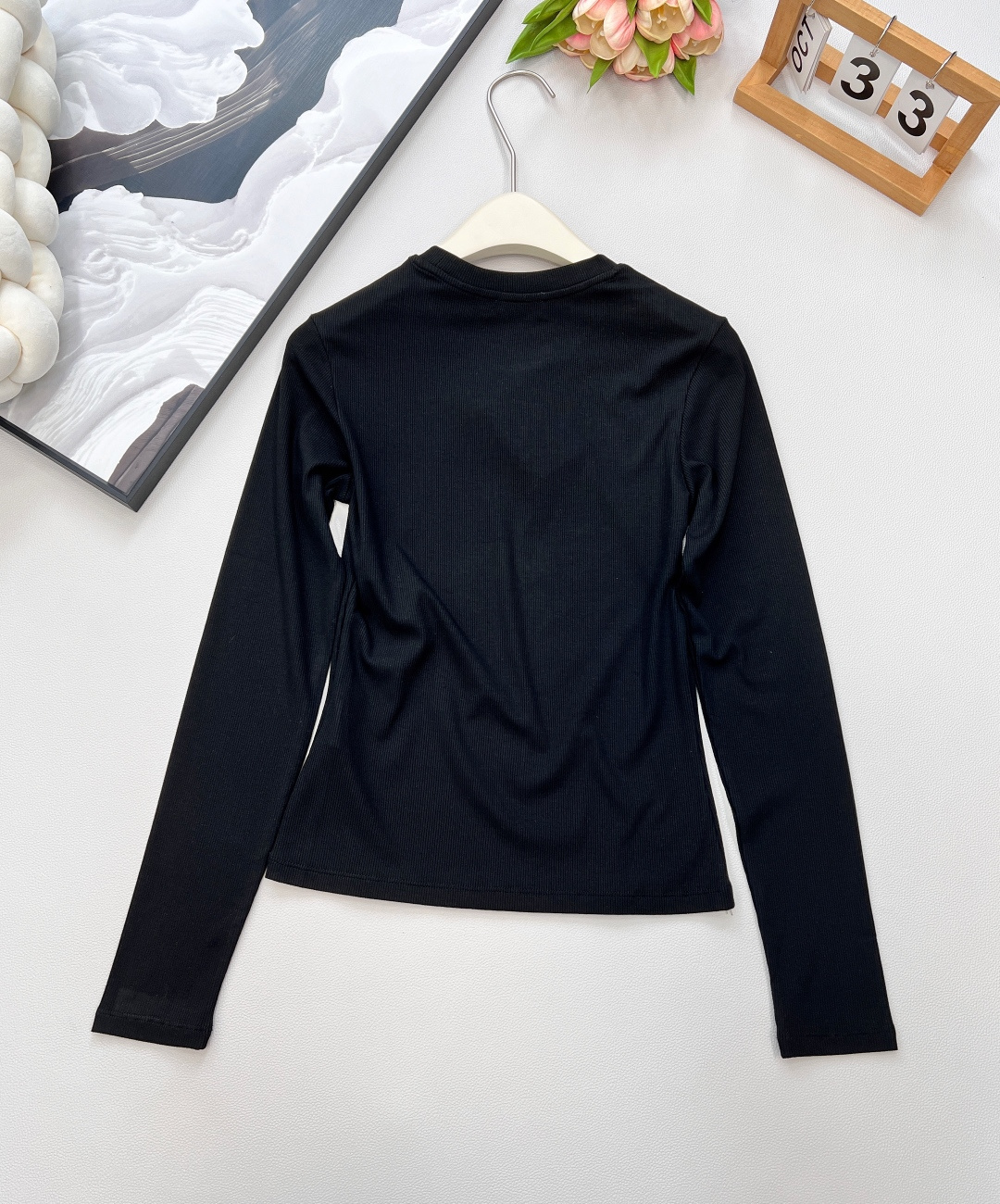 🆕miumiu新款金丝字母刺绣标识螺纹弹力修身显瘦长袖T恤定制同色金丝刺绣标识，一眼高级贵气，奢感十足！