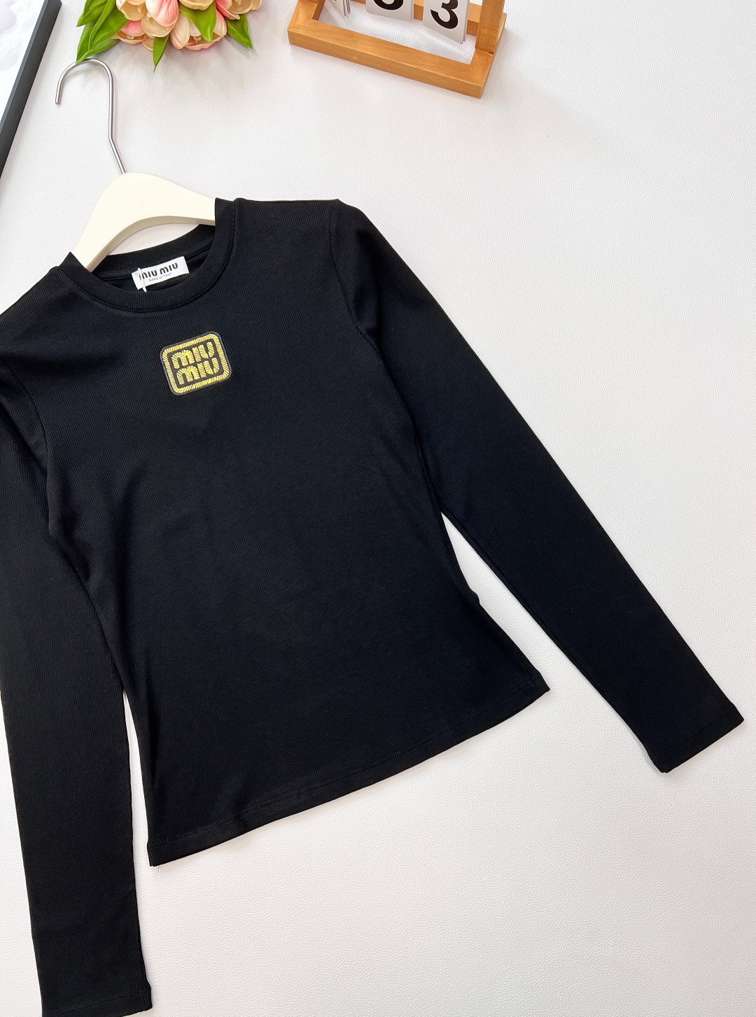 🆕miumiu新款金丝字母刺绣标识螺纹弹力修身显瘦长袖T恤定制同色金丝刺绣标识，一眼高级贵气，奢感十足！