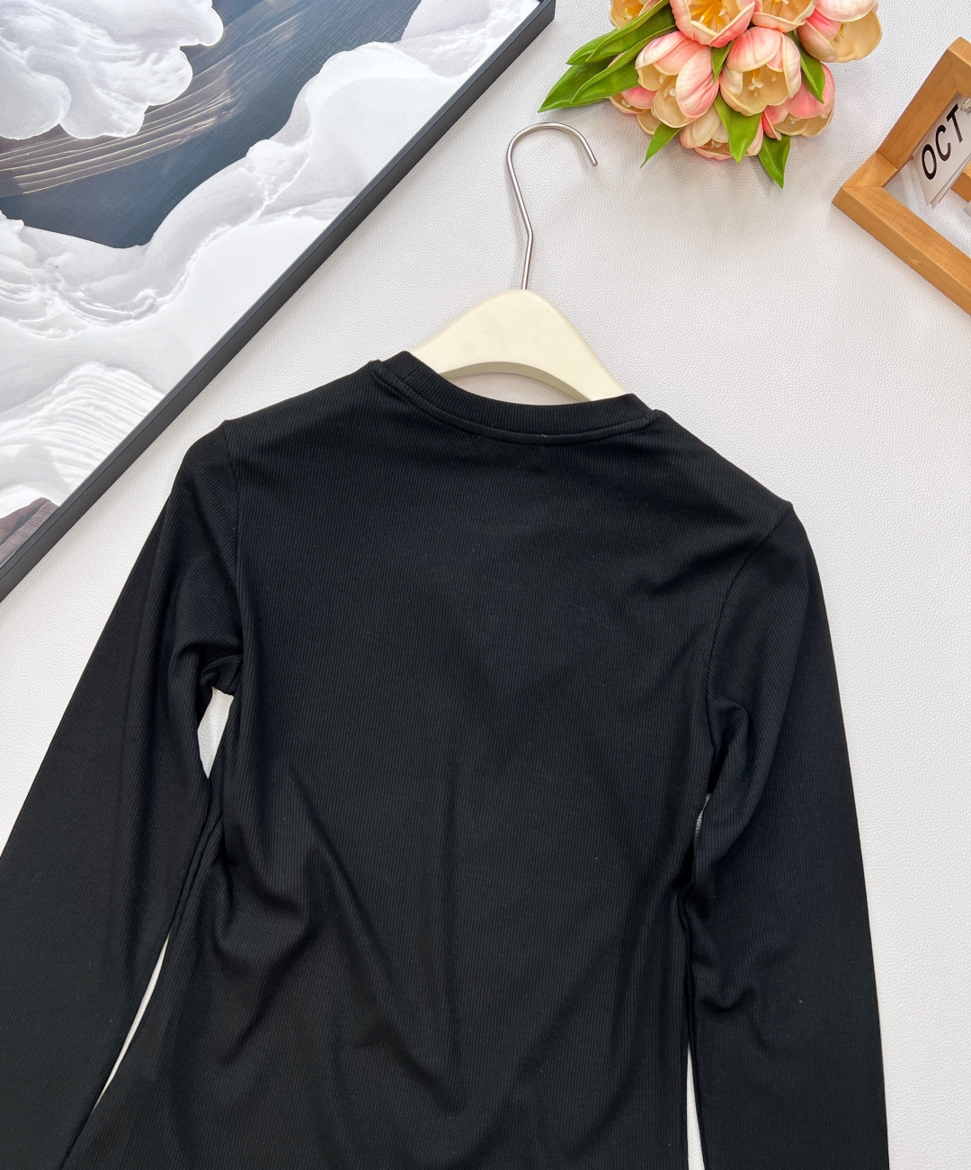 🆕miumiu新款金丝字母刺绣标识螺纹弹力修身显瘦长袖T恤定制同色金丝刺绣标识，一眼高级贵气，奢感十足！