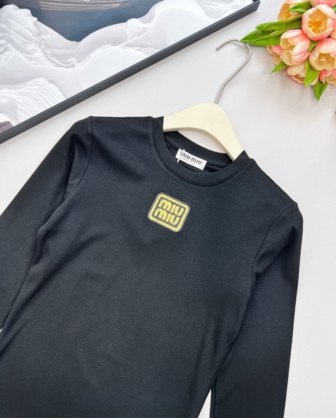 🆕miumiu新款金丝字母刺绣标识螺纹弹力修身显瘦长袖T恤定制同色金丝刺绣标识，一眼高级贵气，奢感十足！