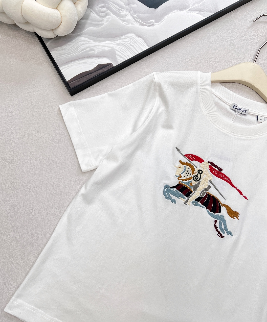 🆕BURBERRYSS新款圆领刺绣战马短袖T恤，定制YB原生全棉材质 透气舒适 质感十足 常规短袖T恤裁