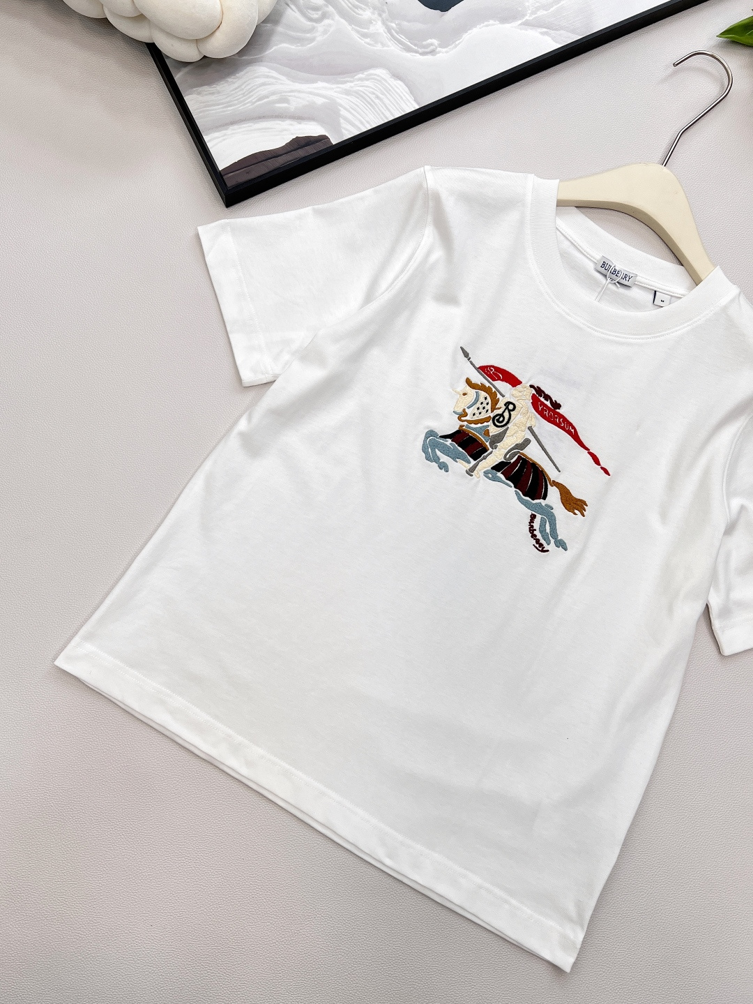 🆕BURBERRYSS新款圆领刺绣战马短袖T恤，定制YB原生全棉材质 透气舒适 质感十足 常规短袖T恤裁