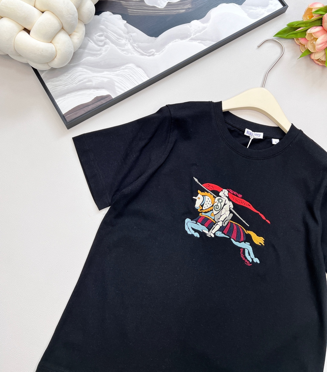 🆕BURBERRYSS新款圆领刺绣战马短袖T恤，定制YB原生全棉材质 透气舒适 质感十足 常规短袖T恤裁
