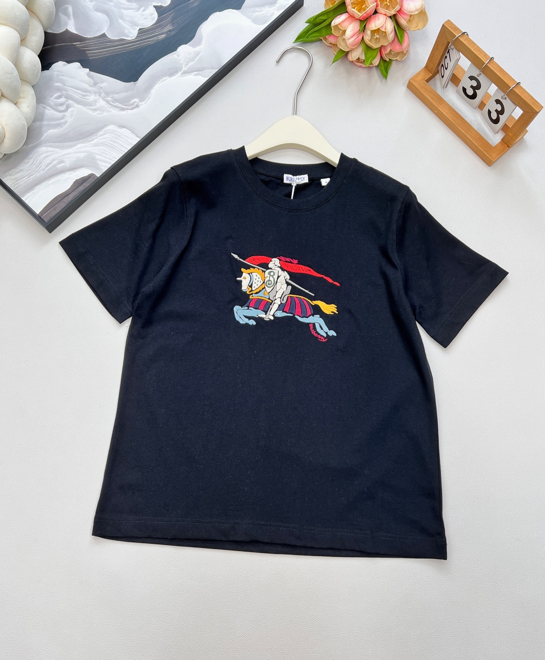 NO:454285,BURBERRY2025SS new round neck embroidered war horse short-sleeved T-shirt, customized YB native cotton material, breathable and comfortable, full texture, regular short-sleeved T-shirt cut, highlighting the brand style, made of gram-weight pure cotton, slightly elastic, giving a slimming visual effect, embroidered with colorful war horse logo pattern on the chest, the brand's own fashion sense is instantly created, creating a casual style at will, single wear and inner wear is brilliant and fashionable, customized surface accessories, three complete, two colors are available SML code, burberry, T-shirt,tees, t-shirt,alexander wang19860909BURBERRY2025SS新款圆领刺绣战马短袖T恤,定制YB原生全棉材质 透气舒适 质感十足 常规短袖T恤裁剪 凸显品牌格调 采用克重纯棉制成 略带有弹力 呈现显瘦视觉效果 胸前点缀刺绣彩色战马徽标图案 品牌自带的时尚感立现 随心打造休闲风格 单穿内搭都出彩时髦 定制面辅料 ,三标齐全,两色出 尺码sml 编码,,burberry,T-shirt,tees，t-shirt,alexander wang,Women's clothing