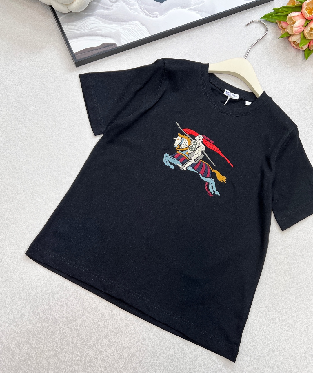 🆕BURBERRYSS新款圆领刺绣战马短袖T恤，定制YB原生全棉材质 透气舒适 质感十足 常规短袖T恤裁