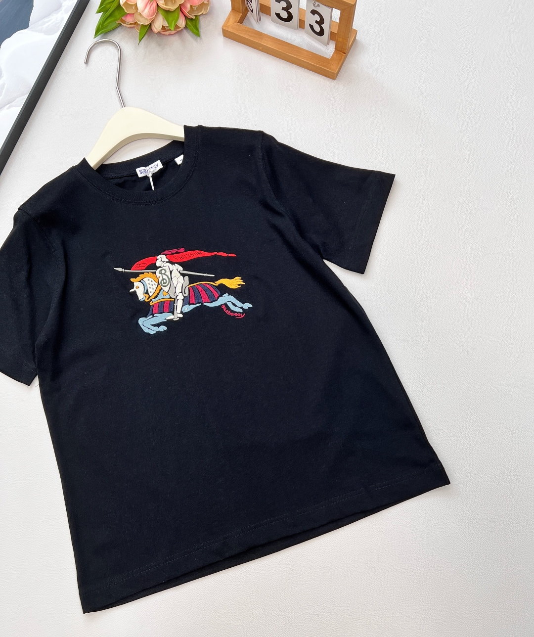 🆕BURBERRYSS新款圆领刺绣战马短袖T恤，定制YB原生全棉材质 透气舒适 质感十足 常规短袖T恤裁