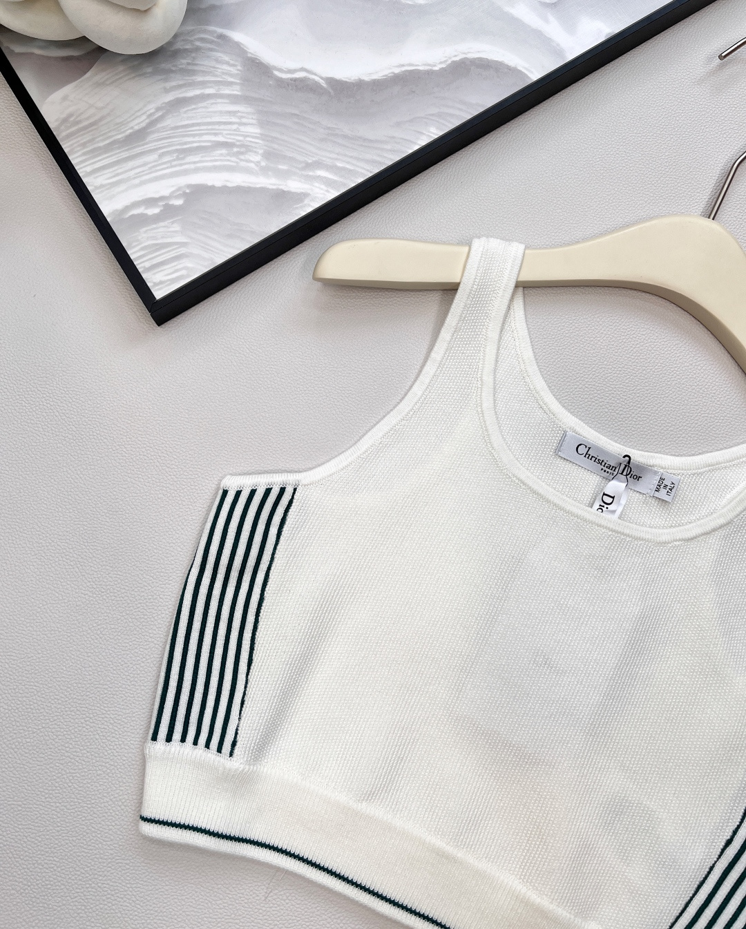 🆕DIOR针织背心🖤春夏新品绝绝子、字母背心太🉑️了！这件top闭眼入 万能百搭 时髦洋气、露腰又显瘦！
