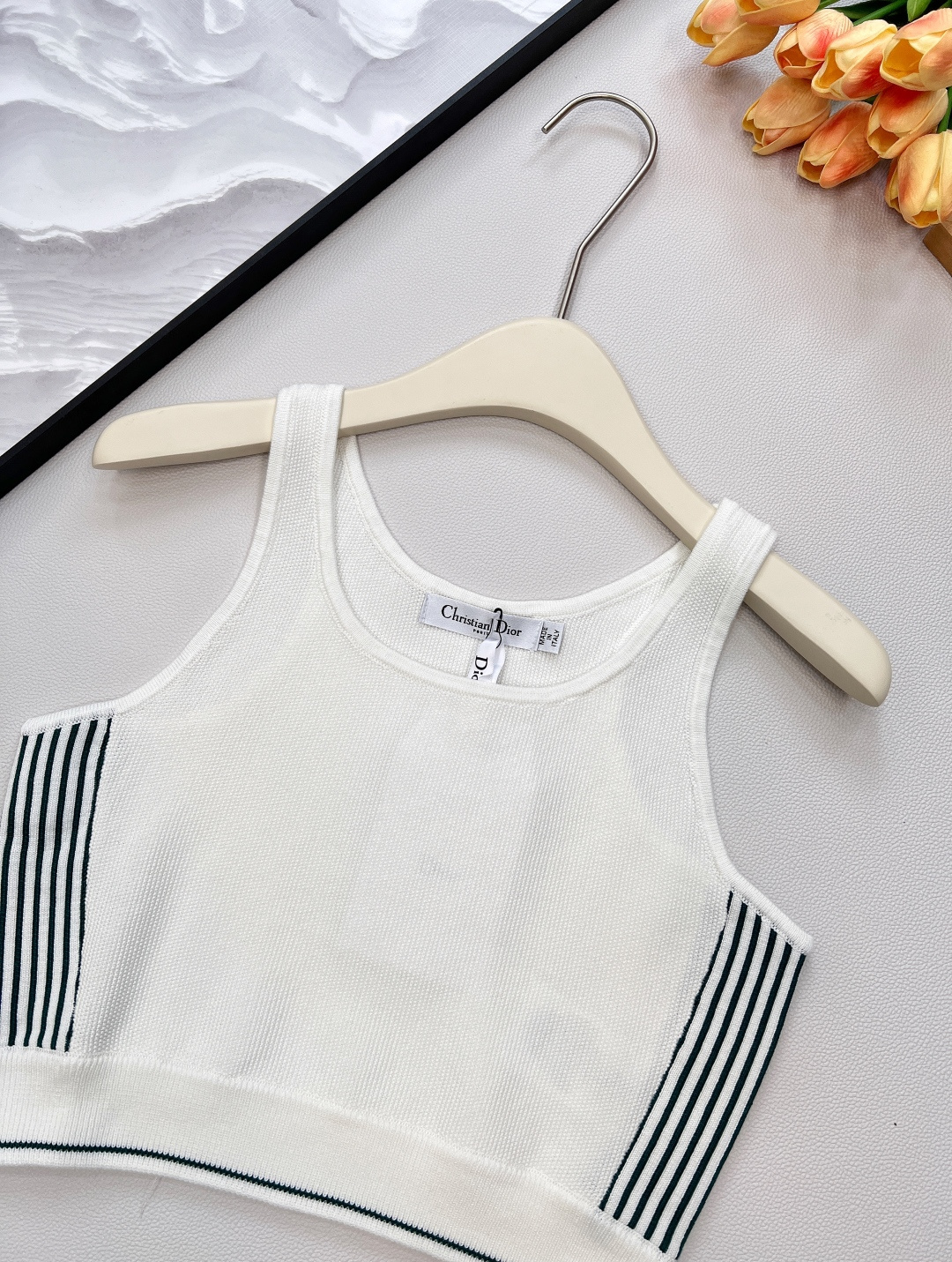 🆕DIOR针织背心🖤春夏新品绝绝子、字母背心太🉑️了！这件top闭眼入 万能百搭 时髦洋气、露腰又显瘦！