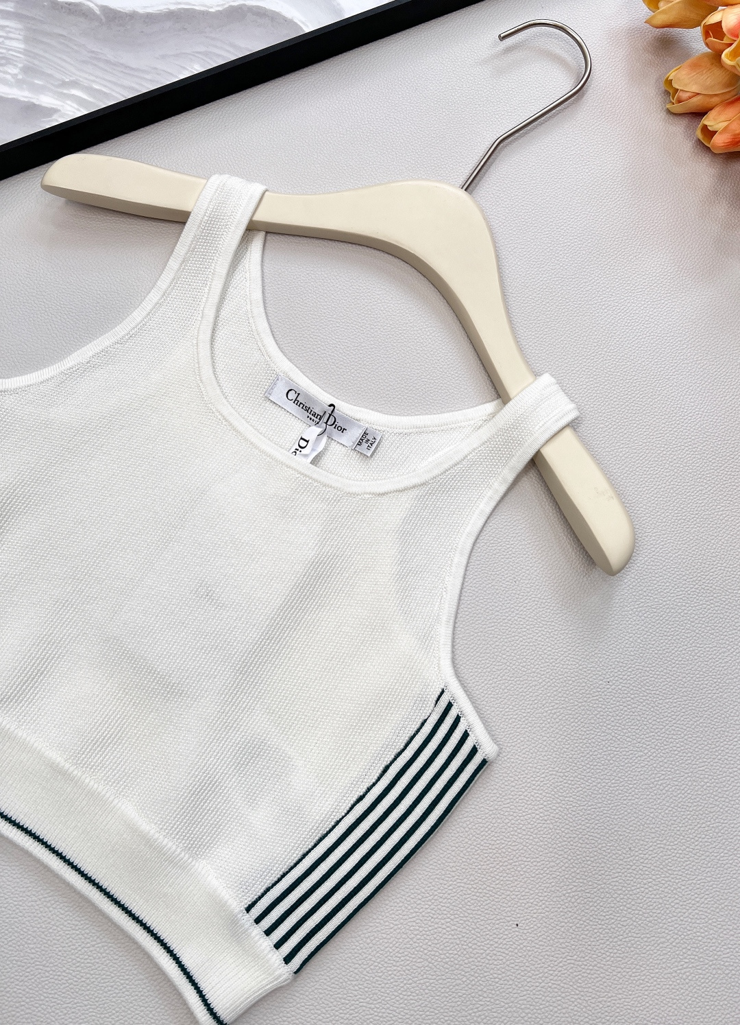 🆕DIOR针织背心🖤春夏新品绝绝子、字母背心太🉑️了！这件top闭眼入 万能百搭 时髦洋气、露腰又显瘦！