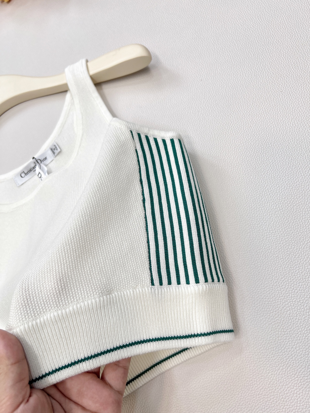 🆕DIOR针织背心🖤春夏新品绝绝子、字母背心太🉑️了！这件top闭眼入 万能百搭 时髦洋气、露腰又显瘦！