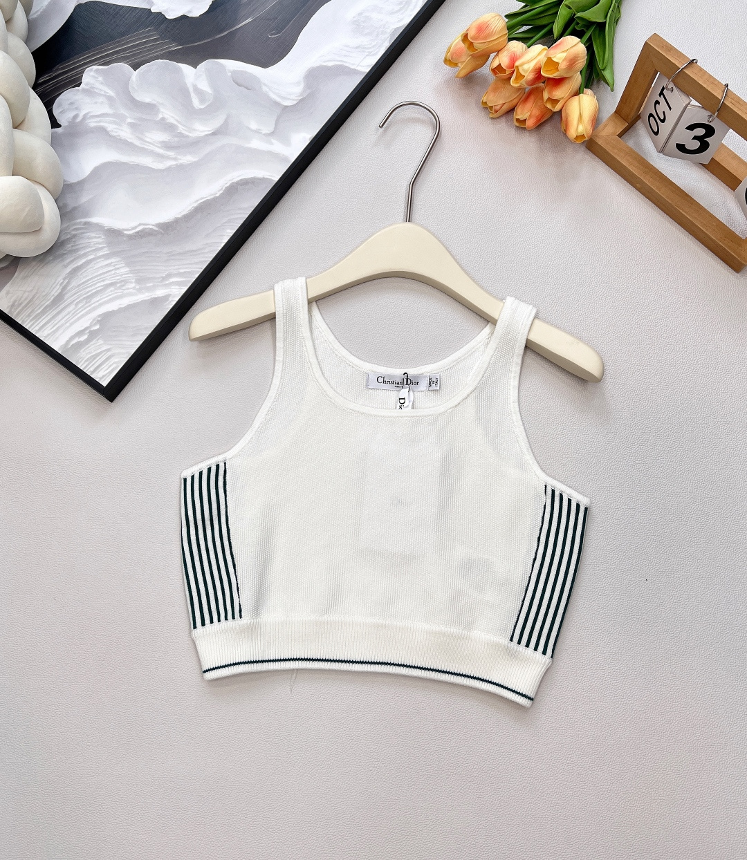 NO:454943,DIOR knitted vests are a new product in spring and summer, and the letter vest is so good!  This top is versatile and versatile, fashionable and stylish, with a waist-exposed and slimming!  The upper body effect is amazing and the explosion is good!  !  The whole piece is 100% cut and strip craftsmanship. It is made of ultra-fine knitted by imported German machines!  If the quality is not good, it doesn’t cost money. This one is suitable for everyday outfits or gyms!  It's so beautiful, something that cannot be rejected. Jimei must rush it!  !  Large goods have been released SML code, Dior, Alexander wang19860909DIOR针织背心春夏新品绝绝子、字母背心太了！这件top闭眼入 万能百搭 时髦洋气、露腰又显瘦！上身效果惊艳 好看到爆炸！！整件百分百剪裁对条的工艺 采用德国进口机超细针织做！品质不好不要钱、这件不管是日常穿搭还是健身房 各种场都适用！太好看了 无法拒绝的一件 集美们一定要冲啊啊啊啊啊！！大货已出 尺码sml 编,,dior,alexander wang,Women's clothing