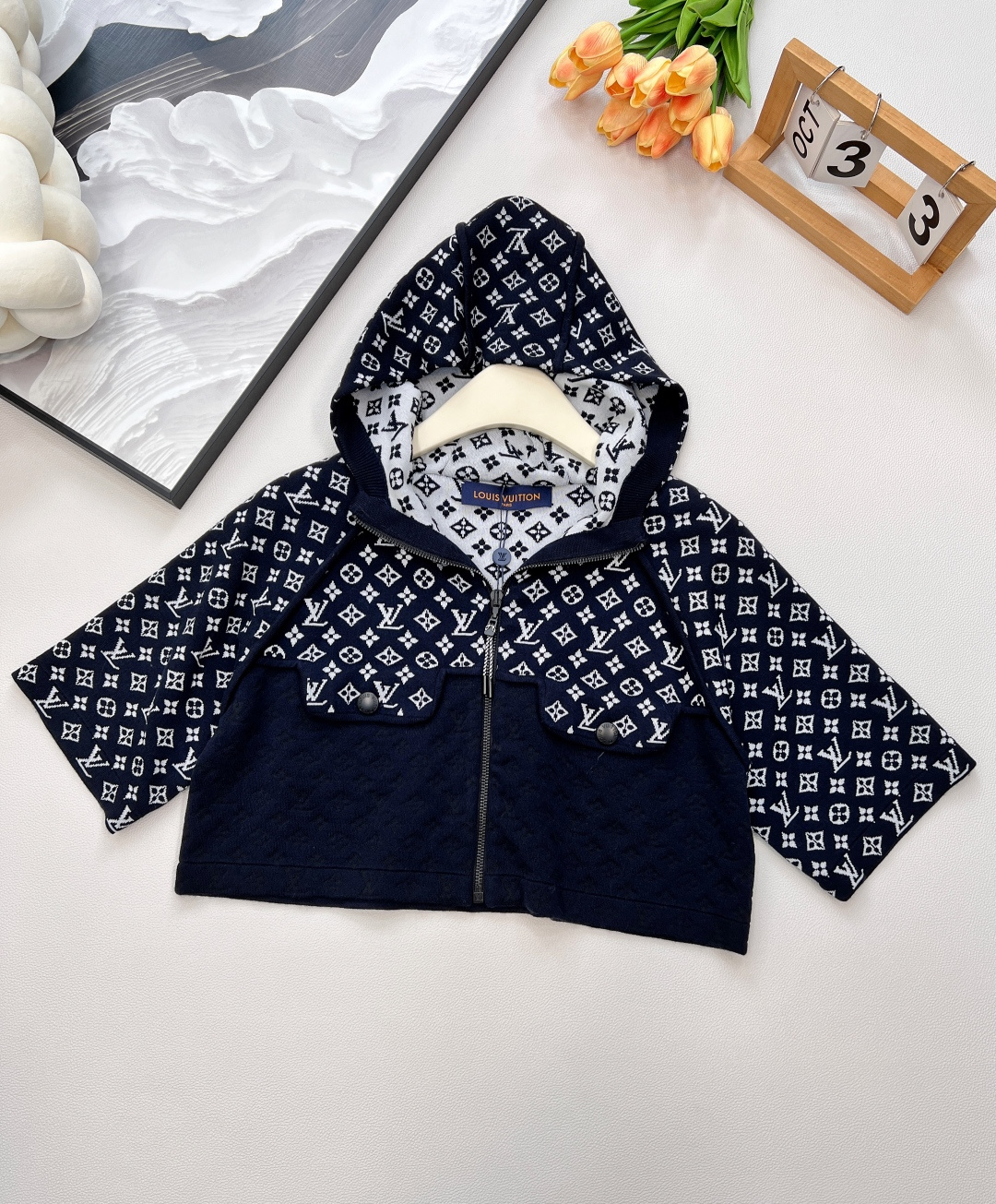 NO:454948,Louis Vuitton 2025 new jacquard spliced ​​knitted short jacket, customized YB silk wool yarn wool texture high-quality comfortable knitted short jacket tailoring, split color splicing from the chest, both white and blue on the top and blue on the bottom, full of iconic four-leaf clover letter logo patterns, bright and full of marks, highlighting the brand personality, highlighting the high-end feeling of outfit, rag shoulder contour outline, zipper design, front lace style, make simple styles look personal and exquisite, the outfit shows relaxed tone, light luxury and fashionable temperament, single layering is available, the first choice for fashionable outfits in all seasons, customized surface accessories, three standards, large-scale products, size sml code,,louis vuitton, jackets & coats,alexander wang19860909Louis Vuitton2025新款提花拼接针织短款外套 ,定制YB丝毛纱线织造 质感高级舒适 针织短款外套剪裁 通体自胸口做分割颜色拼接 上白下蓝均满铺标志性四叶草字母徽标图案 亮眼满分 彰显品牌个性 凸显穿搭高级感 插肩轮廓线勾勒包边 前襟拉链设计 让简单款式穿出个性精致 穿搭尽显松弛调性 轻奢时髦气质 单穿叠穿均可 四季时尚穿搭首选 定制面辅料 ,三标齐全,大货出 尺码sml 编码,,louis vuitton,jackets & coats,alexander wang,Women's clothing