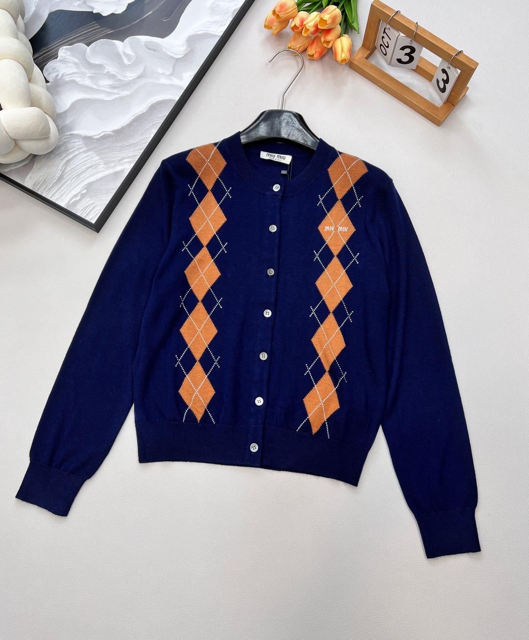 NO:454957,Miumiu2025 new diamond letter knit cardigan, customized yarn woven, delicate texture, soft and comfortable, round neck long-sleeved knit cardigan tailoring, neck cuffs, spiral edging, delicate and soft, large body royal blue and symmetrical diamond pattern contrast color on the chest, college style adds youthful atmosphere, letter logo embroidery embroidery, highlights the brand tone, literary and artistic color matching shows British style, essential outfits for dates and commuting, customized face accessories, accurate version, complete three standards, large-scale goods Size sml code M,,miumiu,alexander wang19860909Miumiu2025新款菱格字母针织开衫,定制纱线织造 质感细腻 柔软舒适 圆领长袖针织开衫剪裁 领口袖口螺旋纹包边 细致柔软 大身宝蓝色与胸前对称菱形图案撞色 学院风增加青春气息 字母徽标刺绣点缀 彰显品牌调性 文艺感配色尽显英伦风情 约会通勤必备穿搭 定制面辅料 认准版本,三标齐全,大货出 尺码sml 编码M,,miumiu,alexander wang,Women's clothing