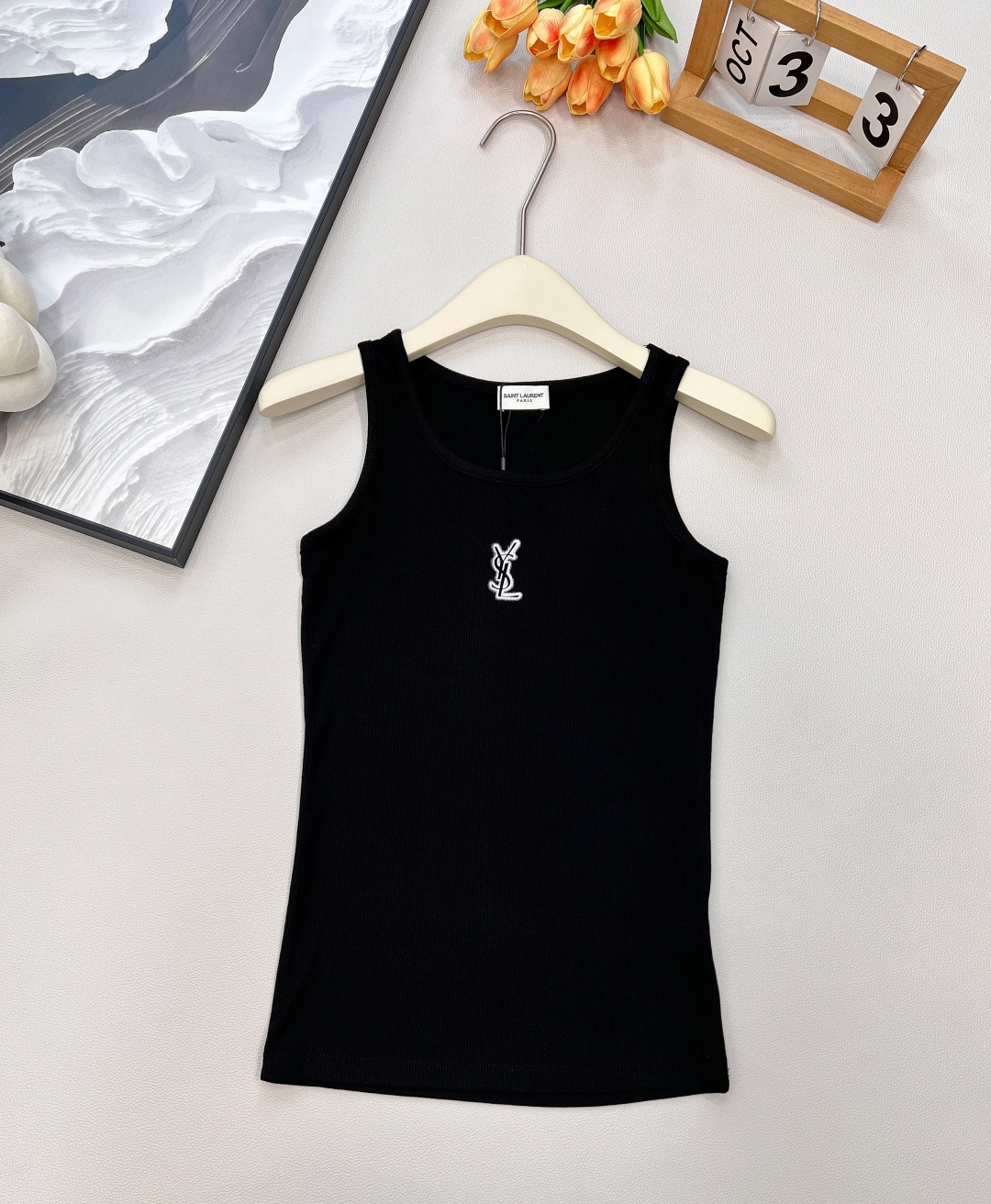 NO:454977,YSL threaded elastic vest is a must-have item for daily wear, chest logo printed vest, single-fitting and layering combination, can be matched with pants or skirts, chest logo is easy to attract attention, 100% practical wear rate, threaded cotton fabric is elastic, the upper body is very comfortable, three colors are complete and three standards are complete!  Size sml code Y, saint laurent, skirts, alexander wang19860909YSL 螺纹弹力背心 日常穿搭必备小单品 胸前logo印花背心 单穿叠穿随意组合 不管是裤子还是半裙都能搭 胸前logo轻松吸睛 实穿率百分百 螺纹棉质面料有弹性 上身很舒服 ,三色出三标齐全！ 尺码sml 编码Y,,saint laurent,skirts,alexander wang,Women's clothing